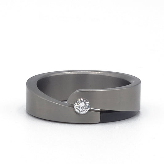 Titanium ring met witte diamant van 0.10 ct en insteekdeel van zwart zirkonium – ontwerp met omarming