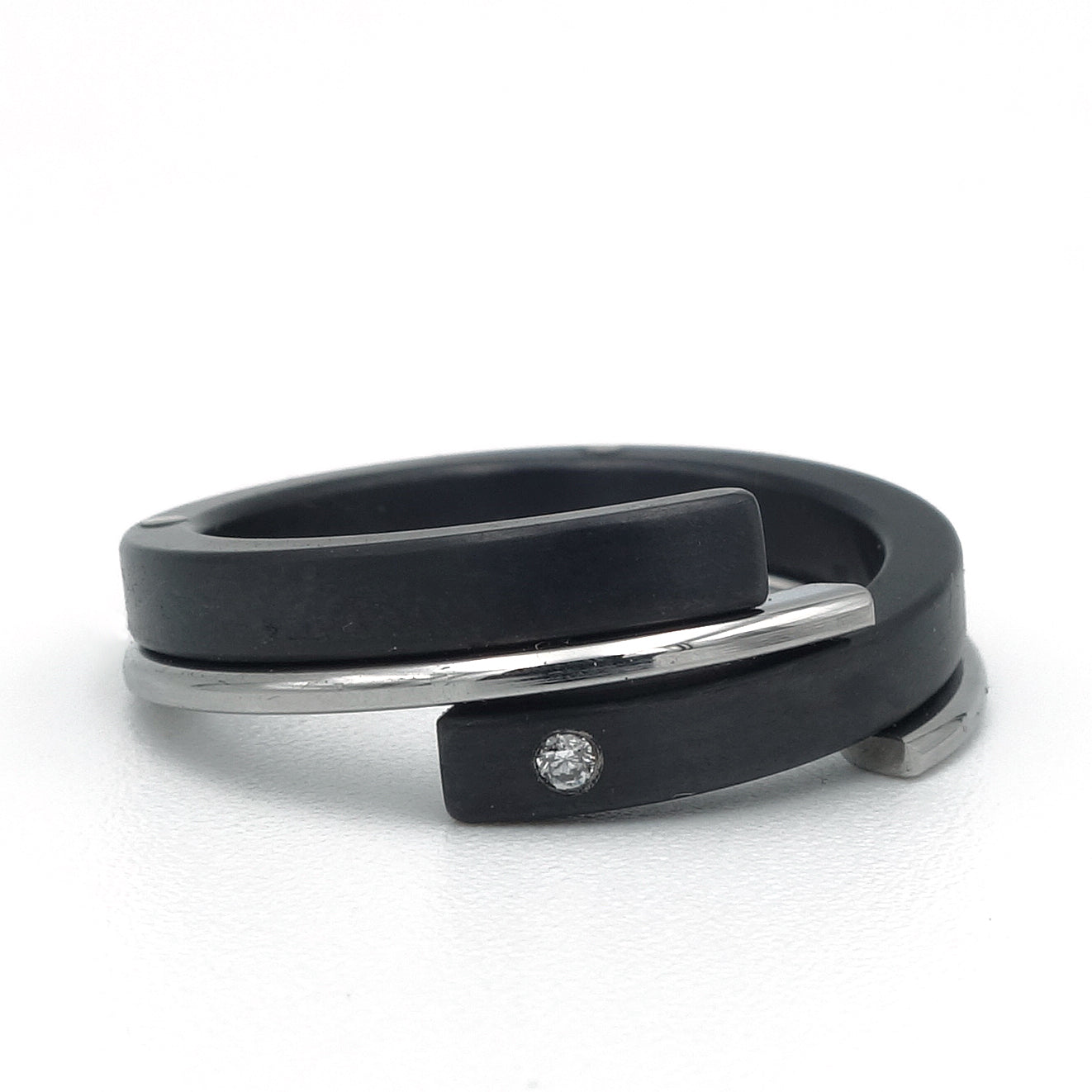 Zwarte zirkonium ring met open vorm, glanzende edelstalen zijring en diamant van 0,015 ct – modern en verfijnd design.
