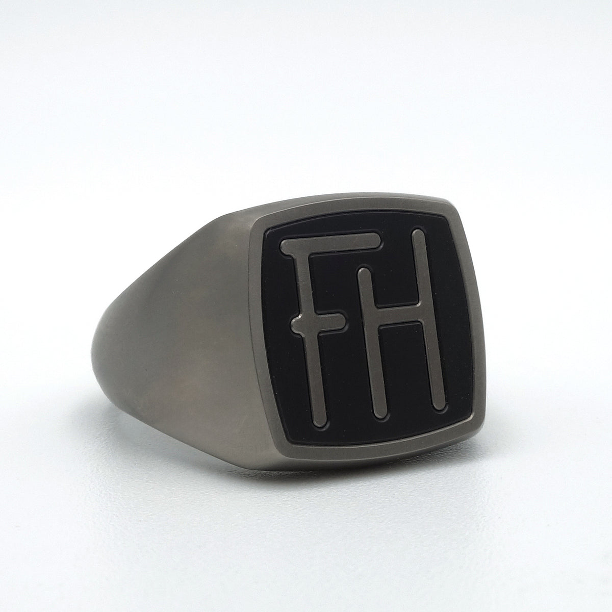Zegelring Klassiek | Titanium met zirkonium inleg