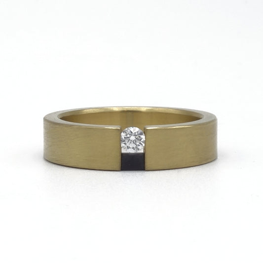 Femka ring van 18kr geelgoud en zwart zirkonium met diamant in spanzetting