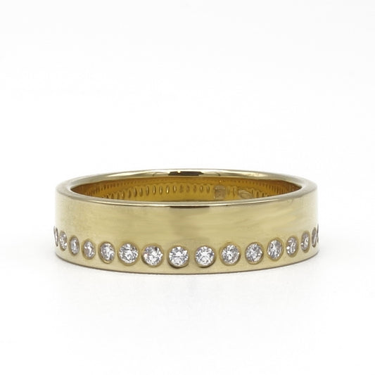 De Line Alliance is een elegante en tijdloze ring, uitgevoerd in 18 karaat geelgoud. De ring wordt rondom verfraaid met een rij briljant geslepen diamanten van 0,01 ct per stuk. Het aantal diamanten varieert afhankelijk van de ringmaat, waardoor iedere ring een perfecte balans behoudt.

Het ontwerp kenmerkt zich door de strakke lijn van diamanten die subtiel in het goud zijn gezet. Dit zorgt voor een moderne en verfijnde uitstraling, terwijl de warme gloed van het geelgoud de schittering van de stenen verst