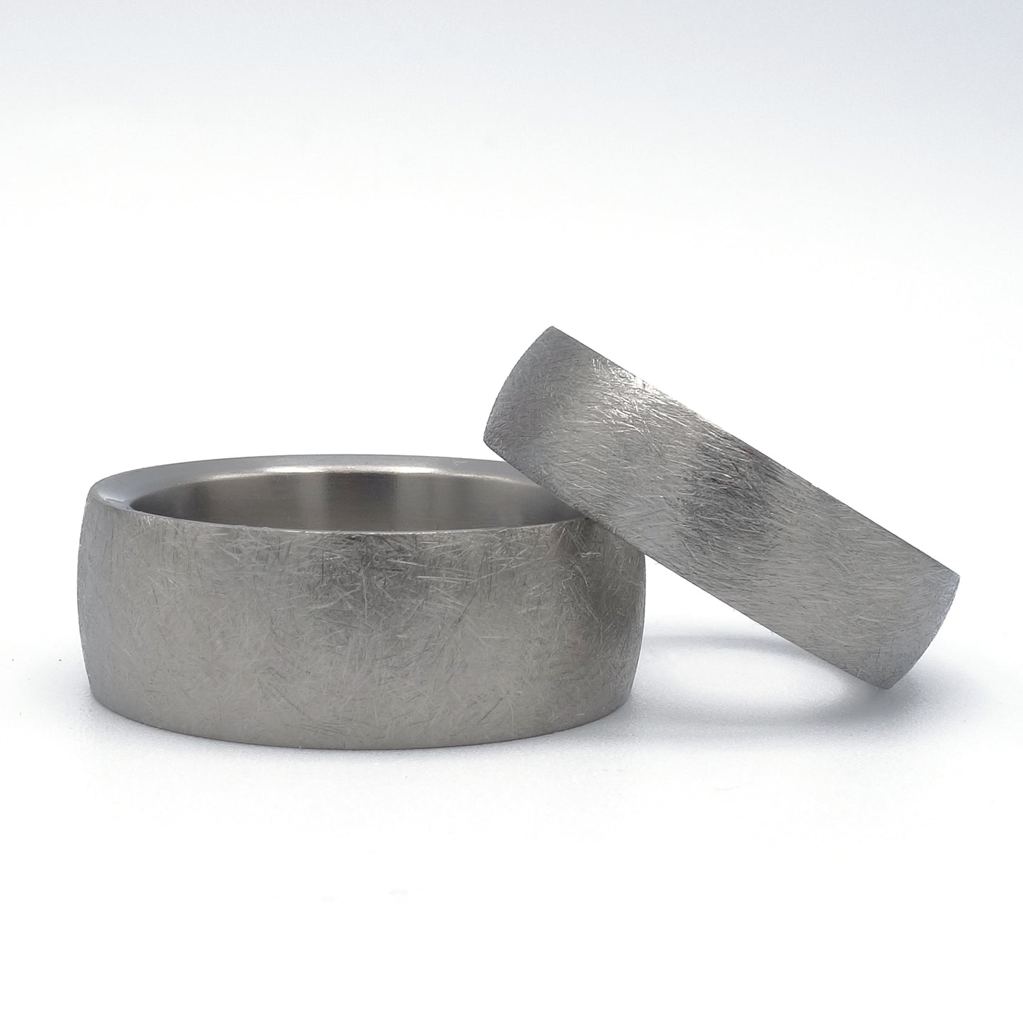 Scratched ringenset van titanium – robuuste trouwringen met grof geschuurde afwerking en eigentijdse uitstraling.

