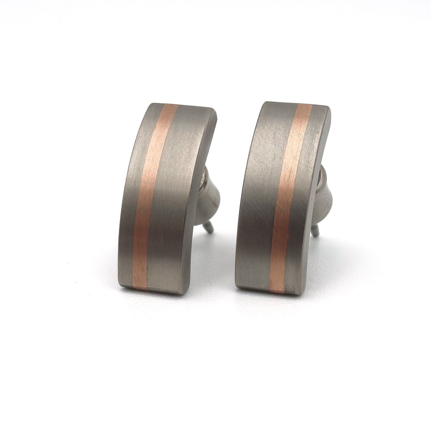 Gold Stripe oorbellen van titanium met centrale baan van 18 karaat roodgoud