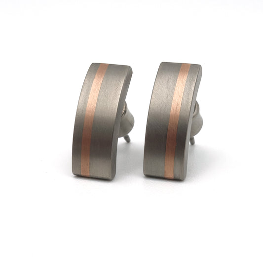Gold Stripe oorbellen van titanium met centrale baan van 18 karaat roodgoud