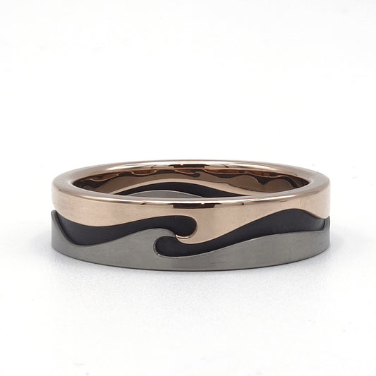 Supergolf ring van 18 karaat roodgoud, titanium en zirkonium met golvend patroon rondom.