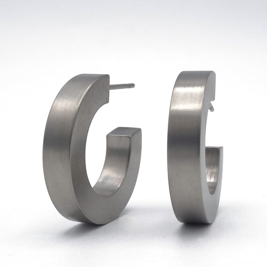 Grijze titanium creolen, 21 mm groot en 4 mm breed, met titanium stekers
