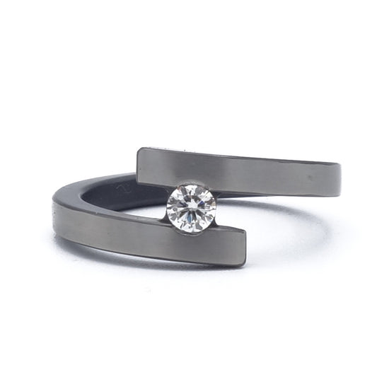 Grijze zirkonium ring met zwarte zijkanten en binnenzijde, open vorm en briljant geslepen diamant van 0,10 ct – strak en modern design.