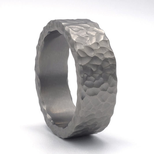 Titanium ring met grof volkoren freesstructuur en rechte vorm
