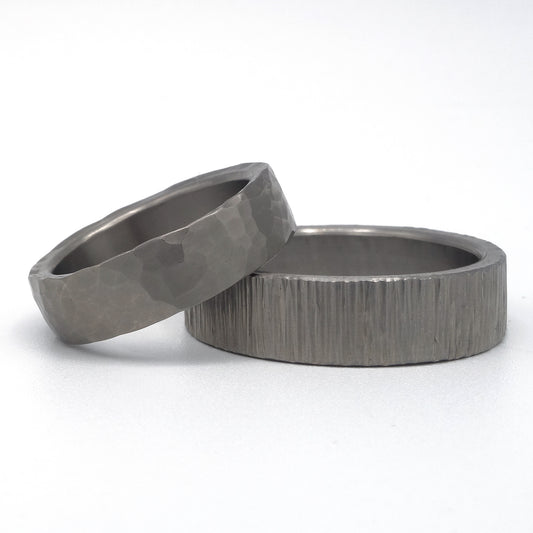 Titanium ringen met hamerslag structuur: bolle hamerslag en rechte hamerslag, beide 5 mm breed.