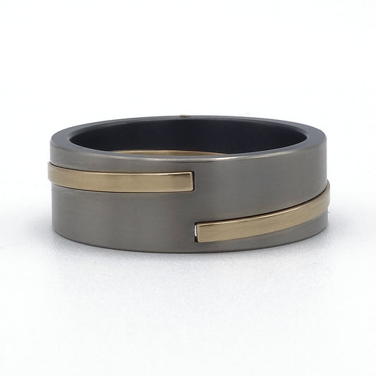 Elica ringenset van zirkonium en geelgoud – elegant gedraaid ontwerp met modern materiaalcontrast.

