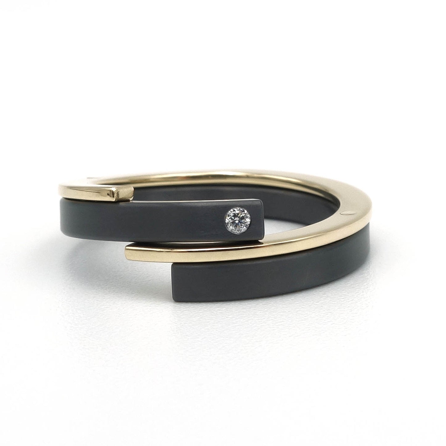 Eva ring in zwart zirkonium met 18 karaat geelgoud en diamant