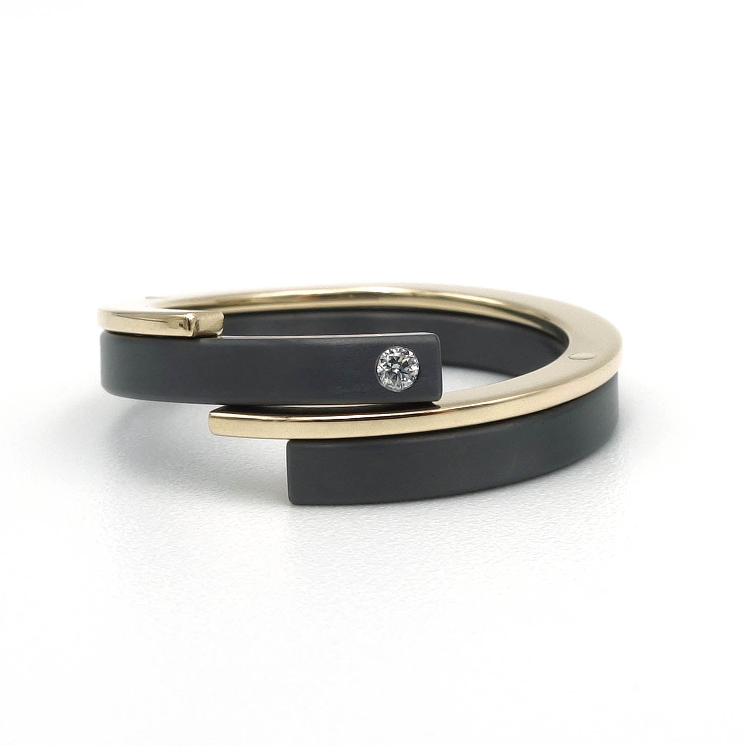 Eva ring in zwart zirkonium met 18 karaat geelgoud en diamant
