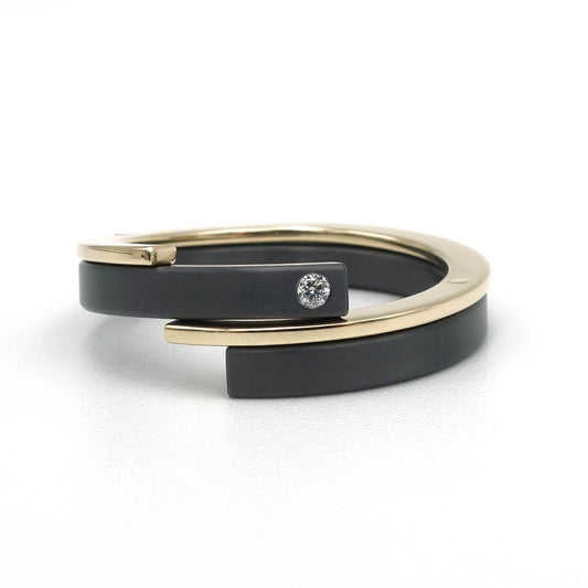 Eva ring in zwart zirkonium met 18 karaat geelgoud en diamant