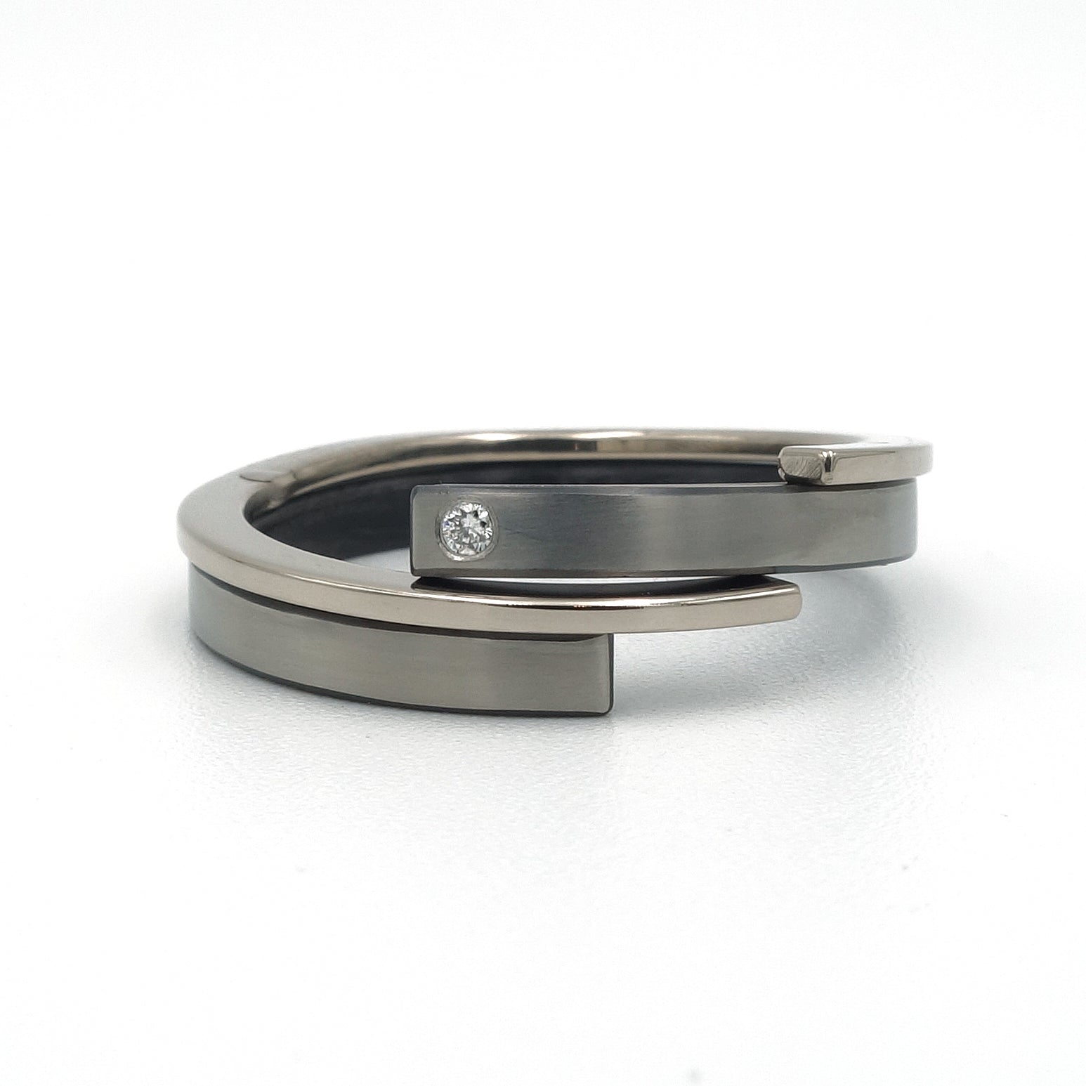 Dubbele Helix-ring van zirkonium en 14kr witgoud met 0.015 ct diamant.