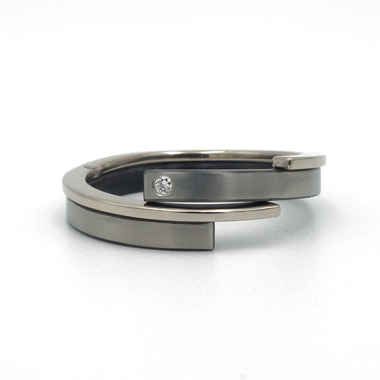 Dubbele Helix-ring van zirkonium en 14kr witgoud met 0.015 ct diamant.