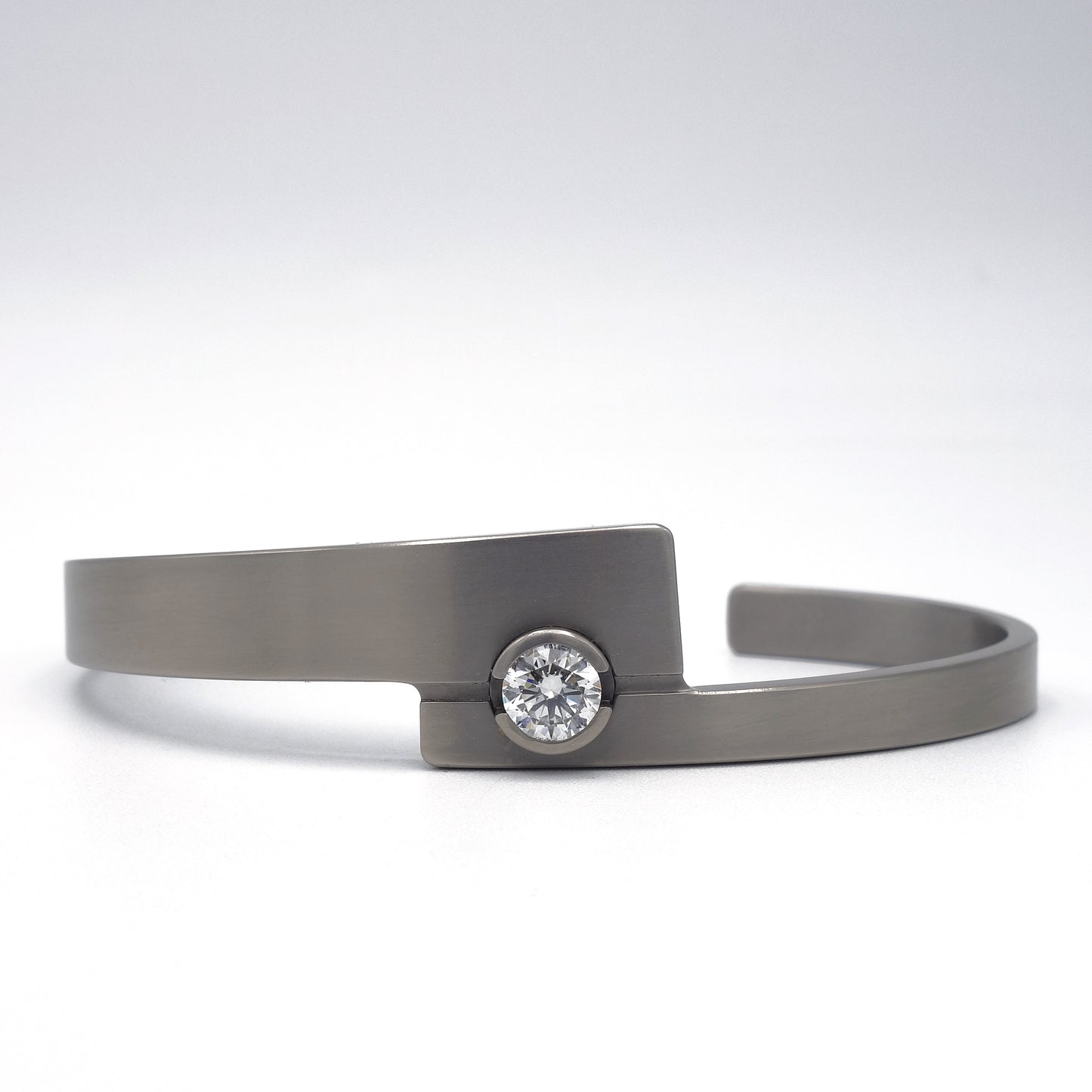 Helix armband van titanium met een centrale diamant van 0.50 ct.