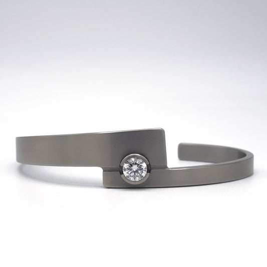 Helix armband van titanium met een centrale diamant van 0.50 ct.