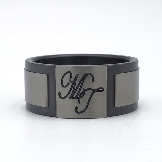 Moderne zirkonium herenring met klassiek gegraveerde initialen in titanium vlak
