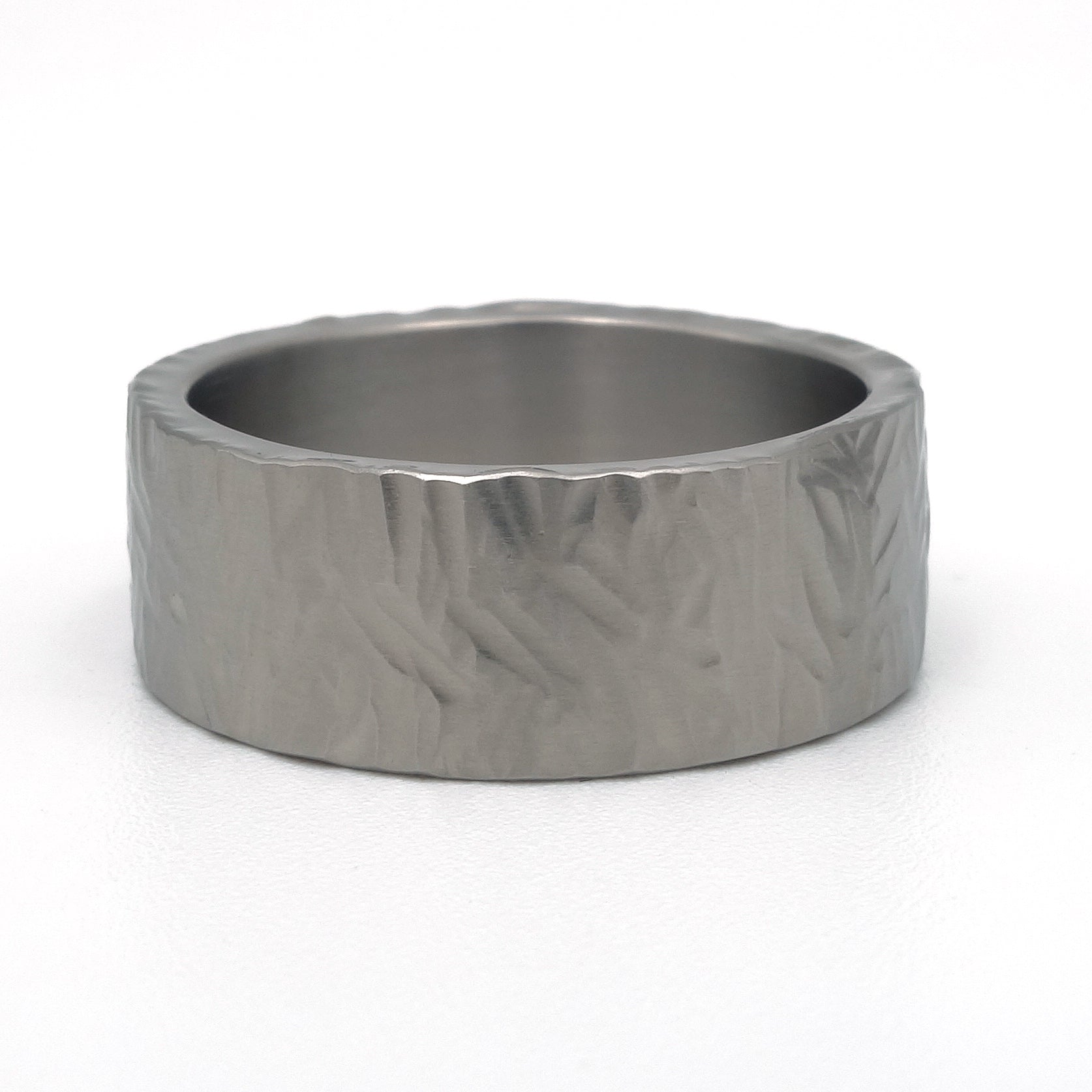 
Titanium ring met hamerslagstructuur, vlak hoekig profiel, grijs