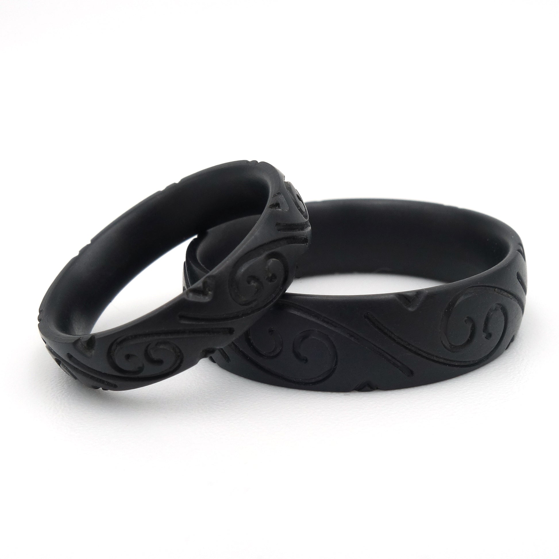 Zwarte zirkonium ring met ingegraveerd infinty patroon van Metal Art