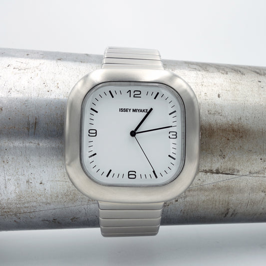 Issey Miyake SILAX001 design horloge met 40 x 40 mm RVS kast en 20 mm stalen band – laatste exemplaar