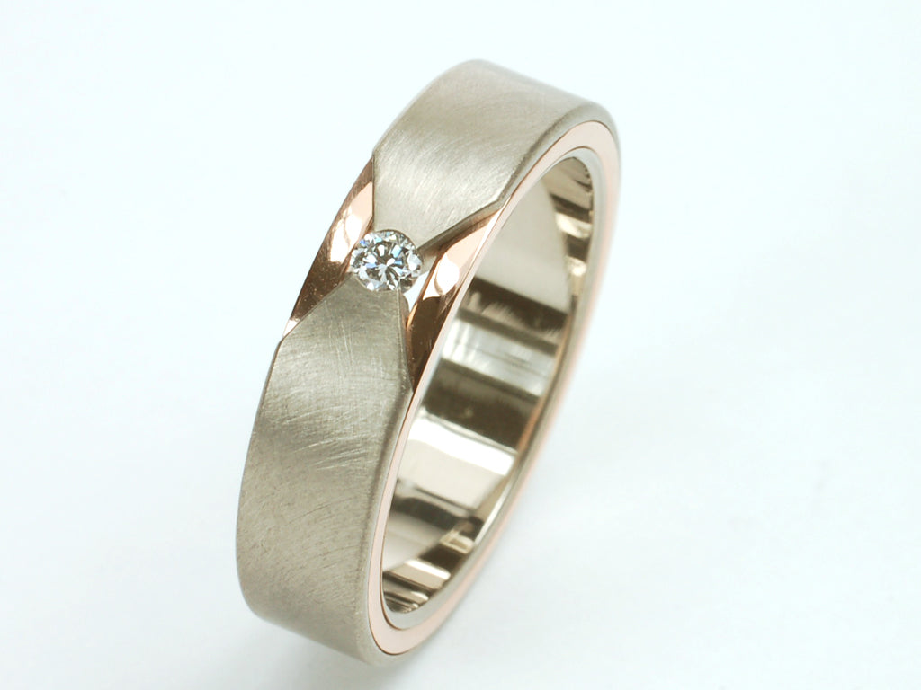 Witgouden ring met roodgouden V-detail en 0.05 ct briljant geslepen diamant.