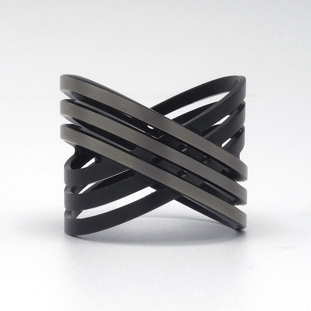 Lea III ring van zwart en grijs zirkonium met zes kruisingen in modern design.
