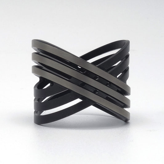 Lea III ring van zwart en grijs zirkonium met zes kruisingen in modern design.