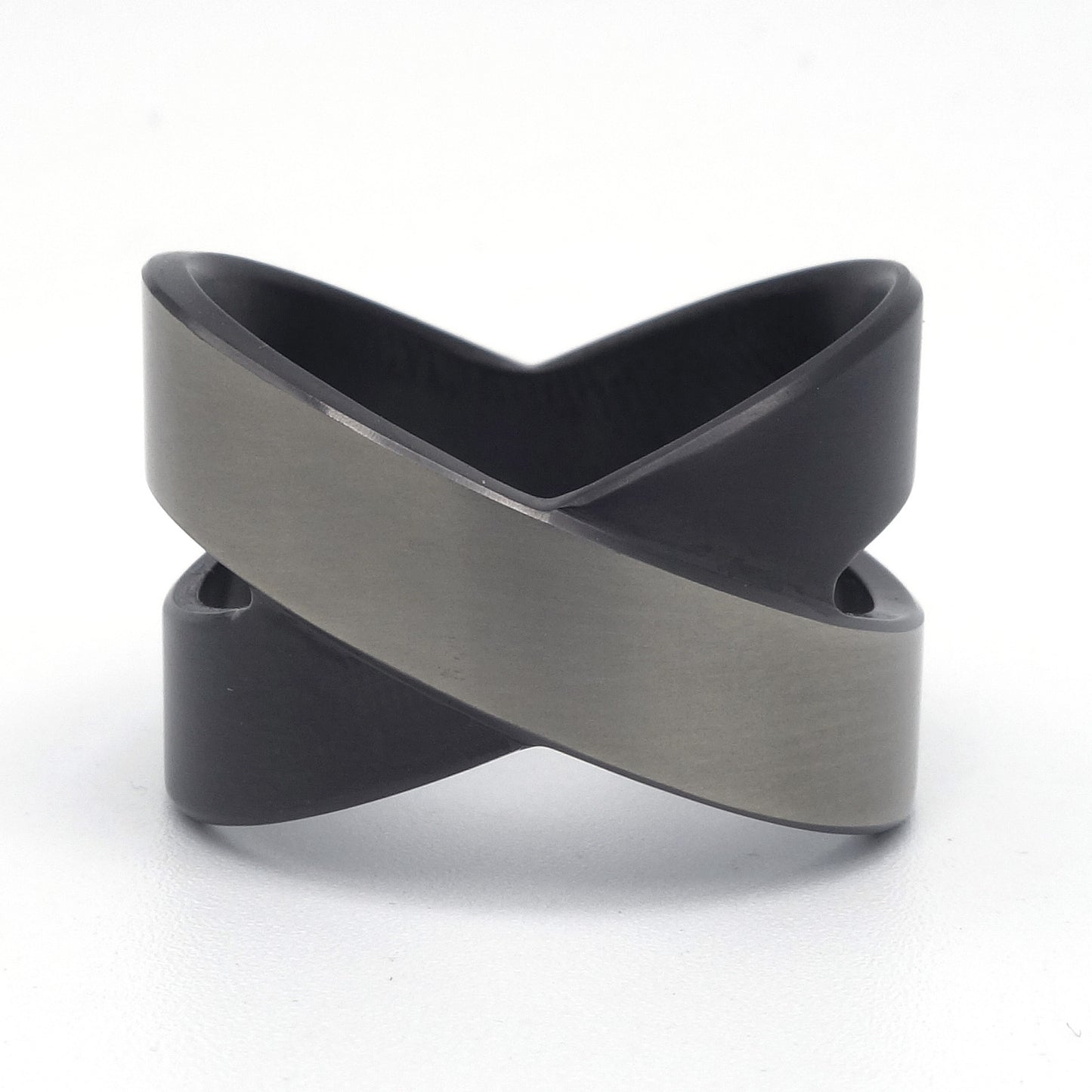Zwarte brede ring in zirkonium met diagonale matte band en glanzend contrast, Lea II Smal van Metal Art Sieraden.
