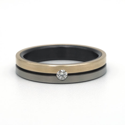 Lines-ring van zirkonium en geelgoud met diamant – modern ontwerp met strakke lijnen en een verfijnd fonkelend accent.