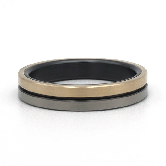 Lines-ring van zirkonium en geelgoud – 4 mm smalle ring met strak lijnenspel en modern contrast tussen materialen.