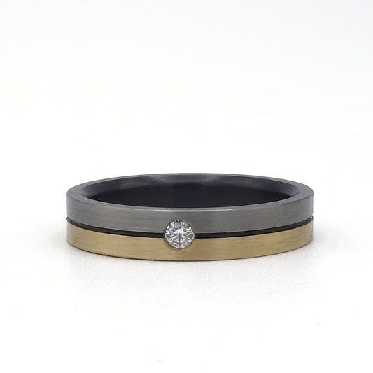 Lines-ring van zirkonium en geelgoud met diamant – modern ontwerp met strakke lijnen en een verfijnd fonkelend accent.

