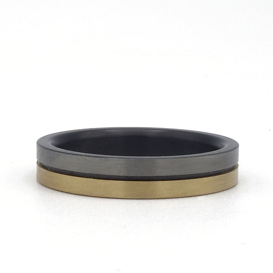 Lines-ring van zirkonium en geelgoud – 4 mm smalle ring met strak lijnenspel en modern contrast tussen materialen.

