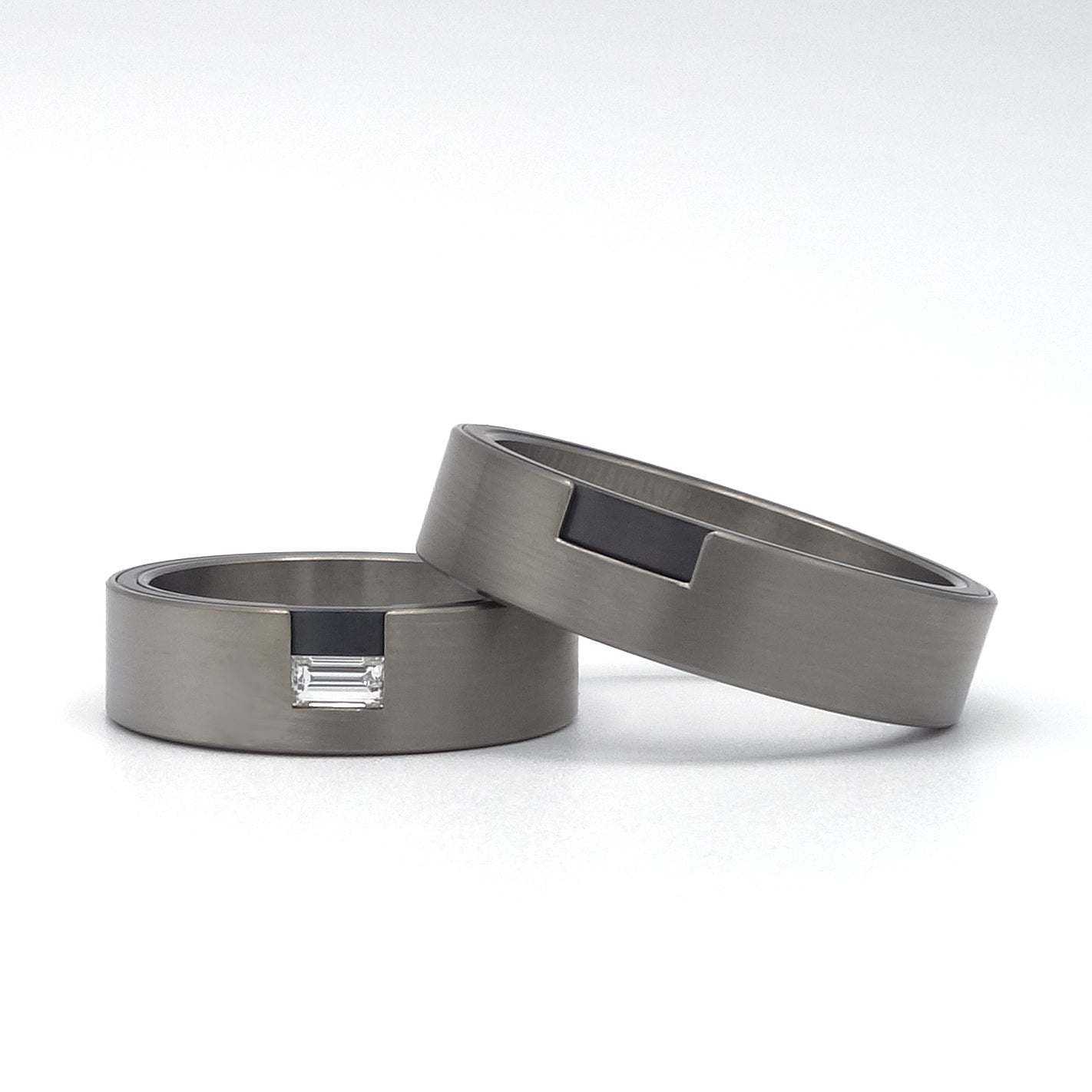 Titanium ringen Lotte en Luuk, met zijkantzetting van baguette diamant en zirkonium inleg
