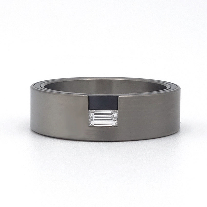 Titanium ring met zijkantzetting van baguette diamant en ingeschoven zwarte zirkonium