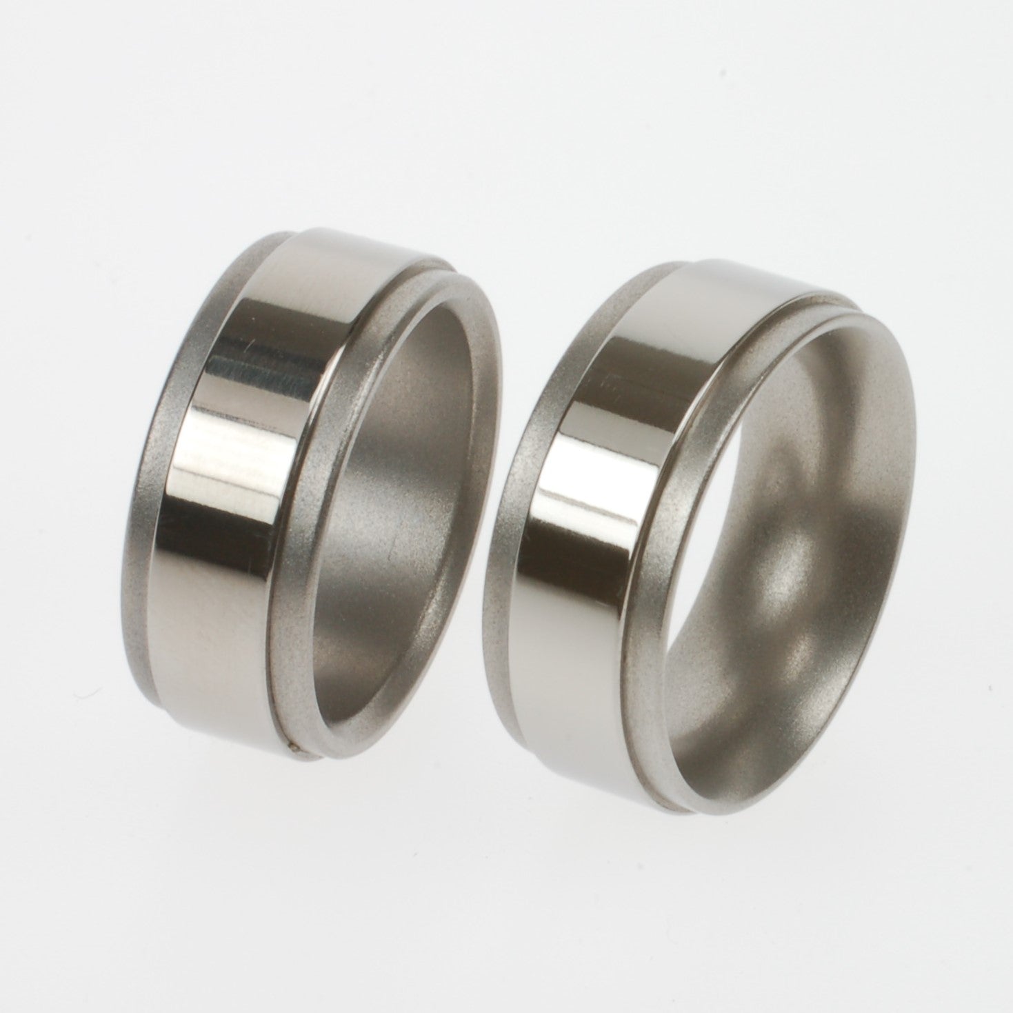 Set titanium ringen met glanzende middenbanen en matte zijkanten in 3D-profiel, verkrijgbaar in verschillende breedtes