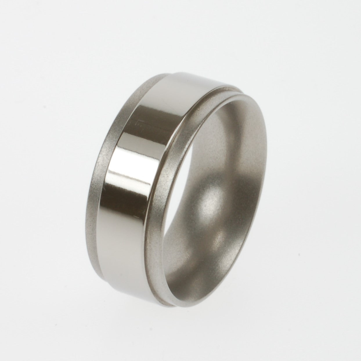 Titanium ring met gepolijste middenbaan en matte zijkanten in 3D-profiel, verschillende breedtes mogelijk