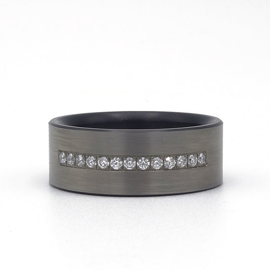 Matte zirkoniumring met een strakke rij van 14 briljant geslepen diamanten in lijnzetting