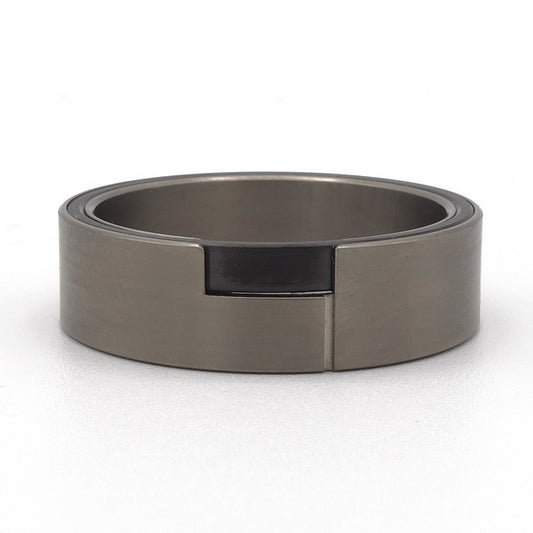 Leon-ring van titanium en zwart zirkonium – moderne herenring met strak lijnenspel en contrasterende materialen.

