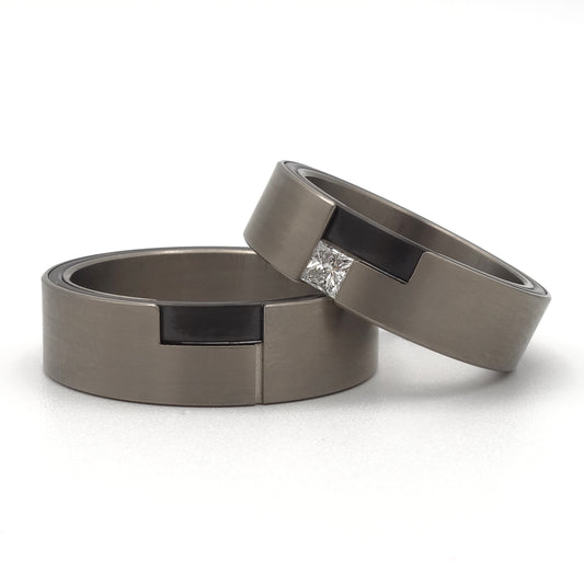 Leona & Leon ringenset van titanium en zirkonium – elegante en moderne set met verfijnde belijning en diamantaccent in de damesring.

