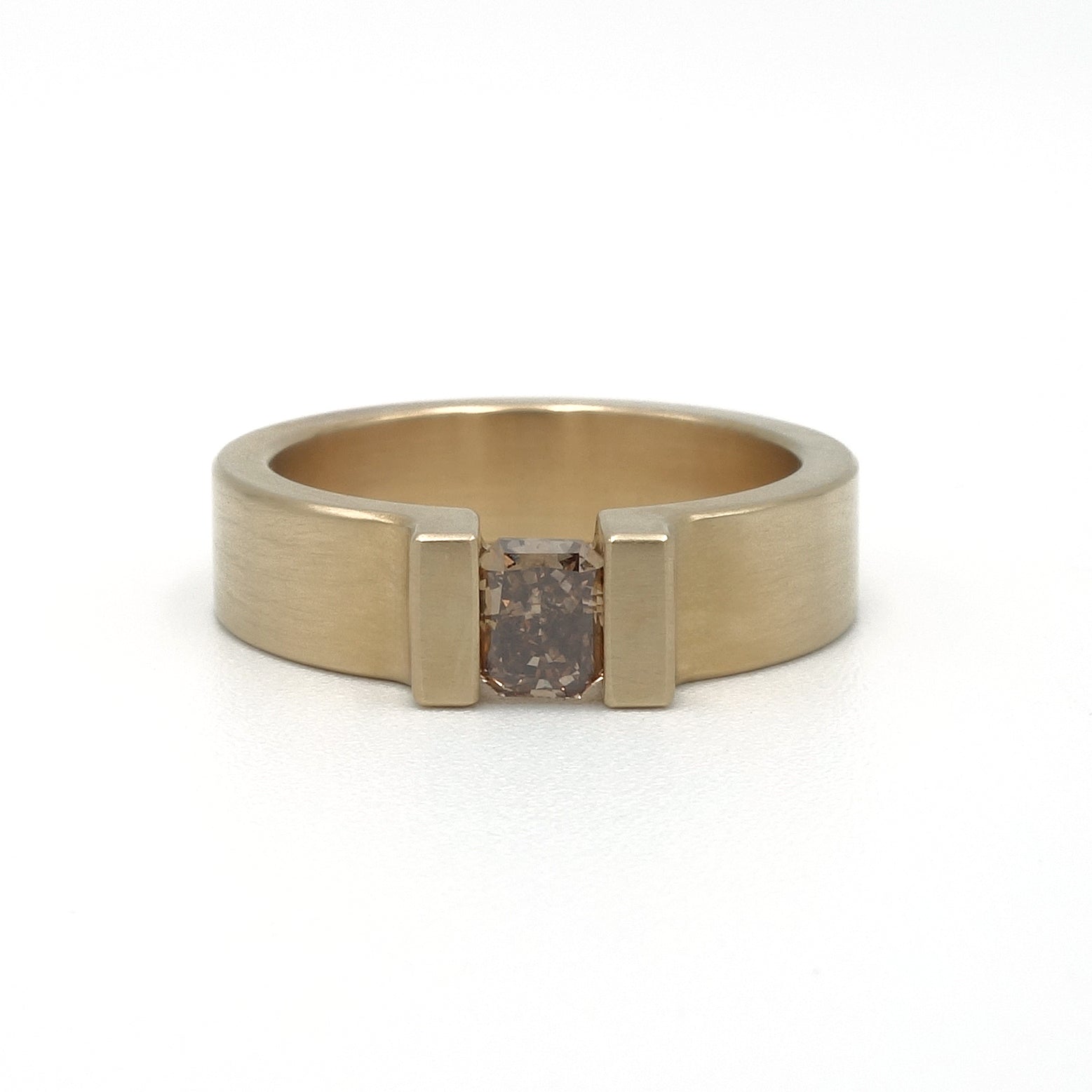 Mat geelgouden ring met radiant geslepen champagne diamant van 0.51ct in optische spanzetting.
