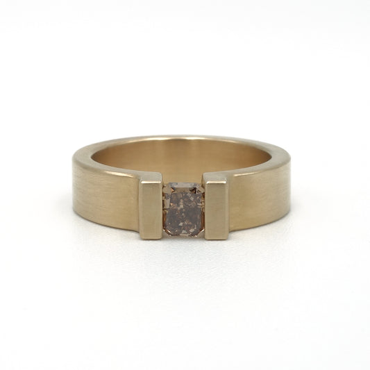 Mat geelgouden ring met radiant geslepen champagne diamant van 0.51ct in optische spanzetting.