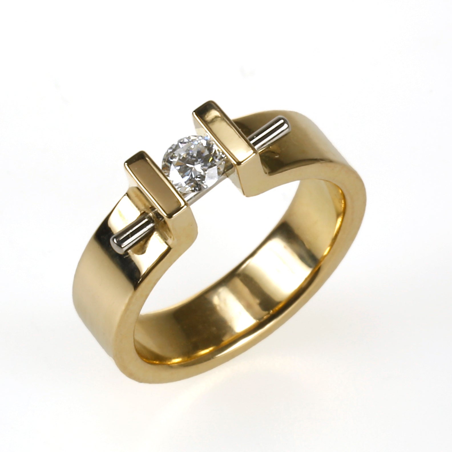 Moonrise ring van 18 karaat geelgoud met zwevend gezette briljant diamant