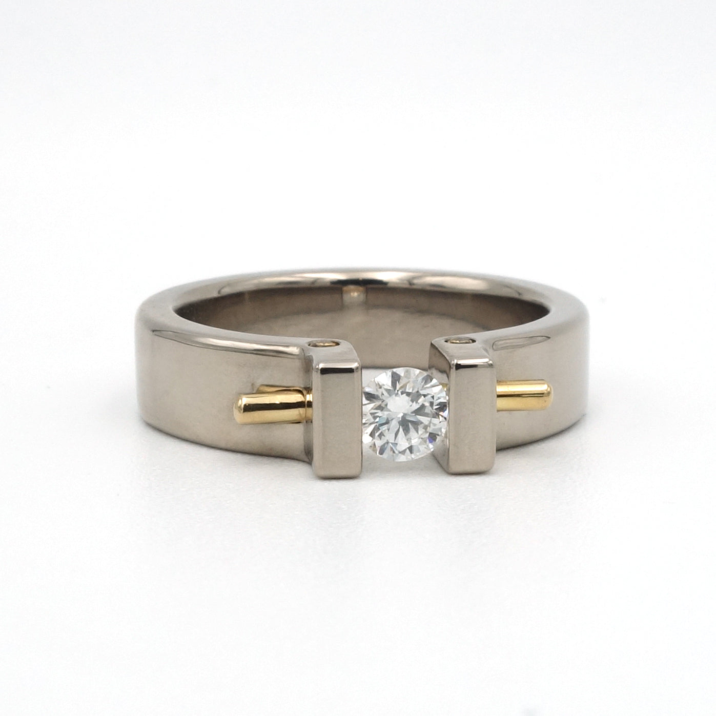 Moonrise ring van 14 karaat witgoud met 18 karaat geelgouden pen en briljant geslepen diamant van 0,25 ct.