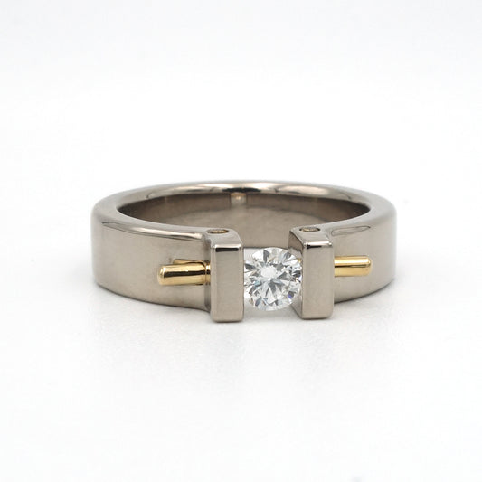 Moonrise ring van 14 karaat witgoud met 18 karaat geelgouden pen en briljant geslepen diamant van 0,25 ct.