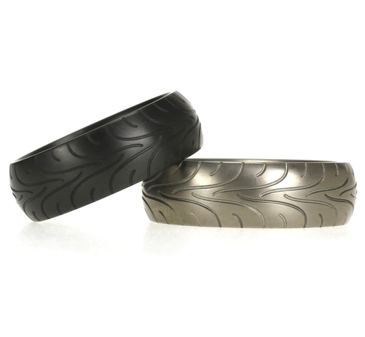 Set motorband trouwringen: titanium ring en zirkonium ring met gegraveerd motorbandprofiel.