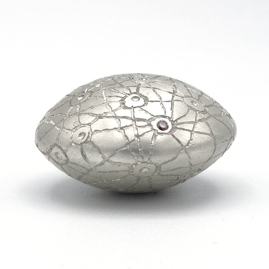 Zilveren pebble met mycelium-patroon en roze diamant, ovale mini-urn of troostobject

