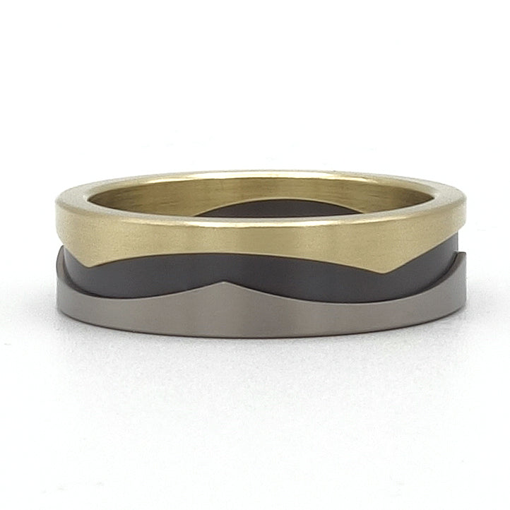 Nauta ring van 18 karaat geelgoud, titanium en zirkonium met golvend patroon.