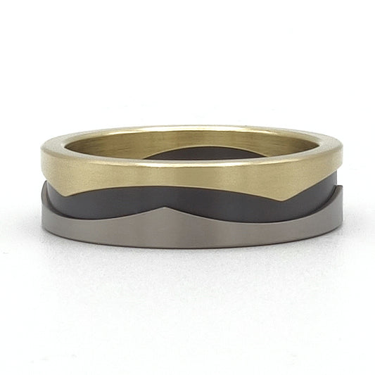 Nauta ring van 18 karaat geelgoud, titanium en zirkonium met golvend patroon.