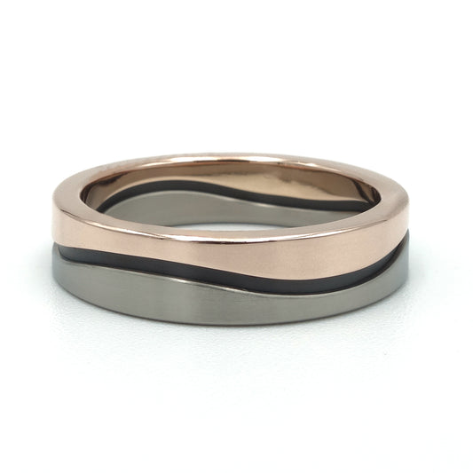 Ring met golvende lijn in mat titanium, zwart zirkonium en gepolijst 18kr roodgoud, 5,5 mm breed